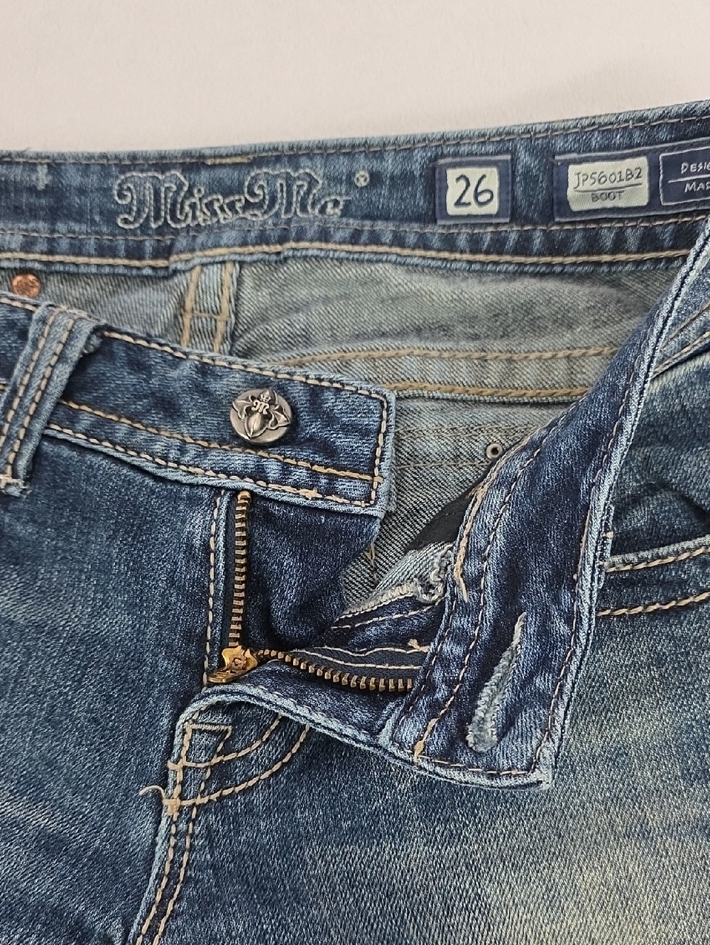 Miss Me Blue Denim Embroidered Bling Low Rise Bootcut Jeans Size 26 - Picture 6 of 11